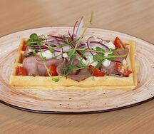 Вафли из кабачков с ростбифом и красным луком