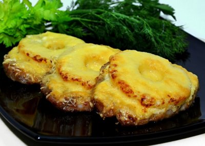 Мясо по-французски из куриного филе с ананасами