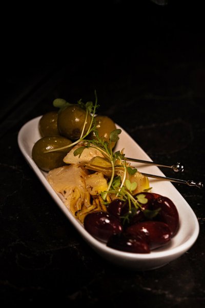 Оливки, маслины и печеные артишоки