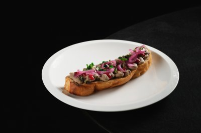 Брускетта с куриным паштетом, ягодным маслом и лук из Восьмое небо