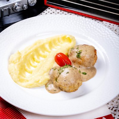 Куриные котлетки с соусом из шампиньонов из Советский