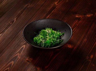 Салат чука с ореховым соусом из Ocean Food
