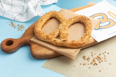 Крендель с миндалём из Auntie Anne's