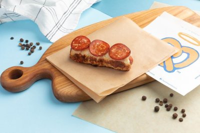 Крендель-дог биф с сыром и пепперони из Auntie Anne's