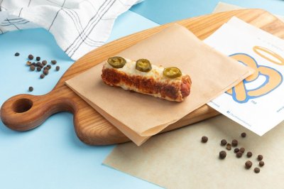 Крендель доги биф с сыром и халапеньо из Auntie Anne's