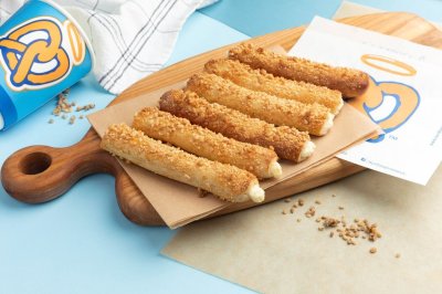 Стиксы с миндалём и сливочным сыром из Auntie Anne's