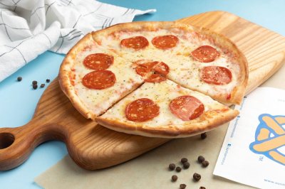 Пицца с пепперони из Auntie Anne's