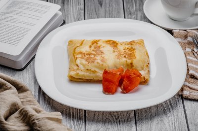 Блин с копченым лососем и сливочным сыром из Кафе-кондитерская Елены Громовой