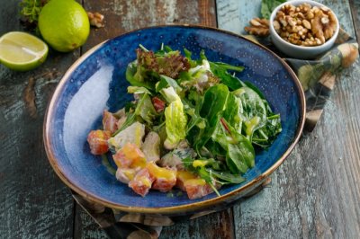 Салат с копченым лососем и авакадо