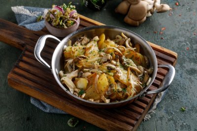 Картофель жаренный с сезонными грибами и джонджоли
