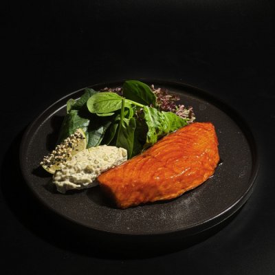 Стейк из лосося с соусом тартар из Tangiers Lounge