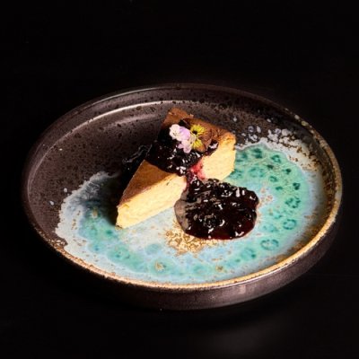 Баскский чизкейк с соусом из черной смородины из Tangiers Lounge