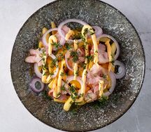 Картофель фри с беконом и луком