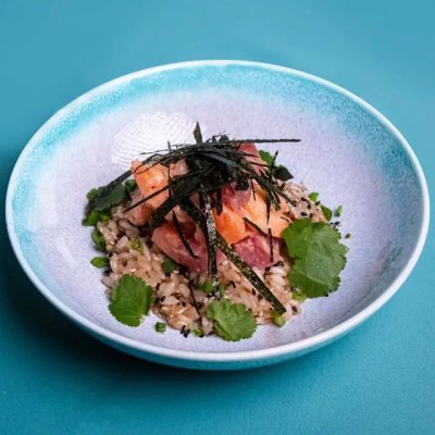 Жареный рис с креветкой, лососем и тунцом