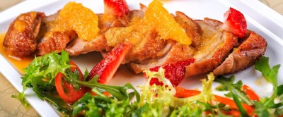 Утиное филе с цитрусово-ягодным соусом и морковным пюре