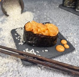 Спайс суши с копченым лососем