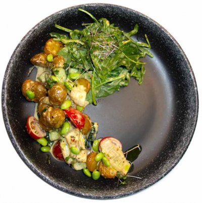 Жареный кальмар с картофелем и овощами