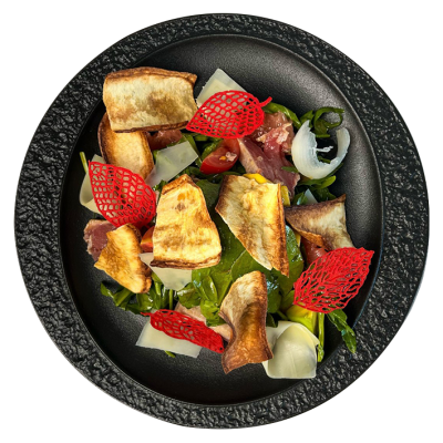Салат с тунцом и чипсами из пастернака