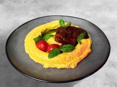 Язык говяжий с сырным пюре