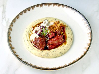 Телячьи щеки с грибами и трюфельным пюре