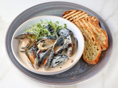 Мидии в сливочном соусе с вином