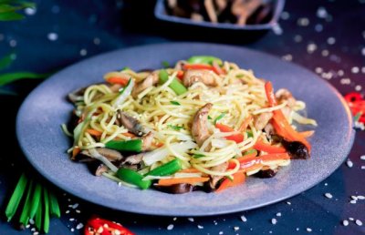Яичная лапша с куриным филе в соусе Том ям