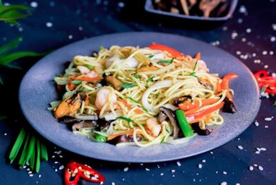 Яичная лапша с морепродуктами в соусе Том ям