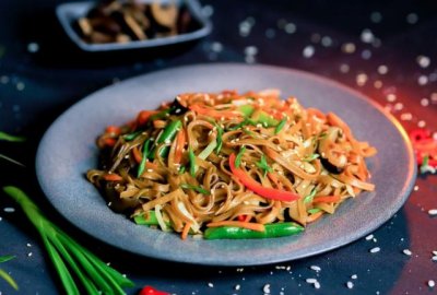 Гречневая лапша с овощами в соусе сладкий чили