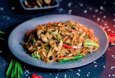 Гречневая лапша с курицей и беконом в сливочно-чесночном соусе
