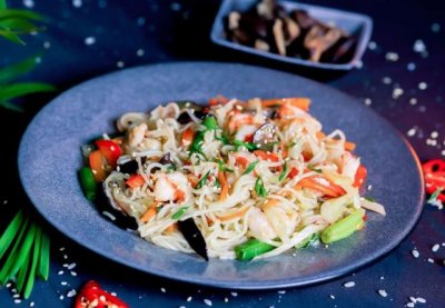 Рисовая лапша с креветками в кокосовом молоке