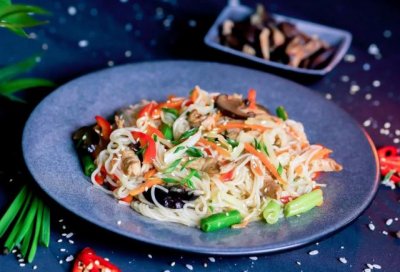 Рисовая лапша с курицей и креветками в сливочно-чесночном соусе