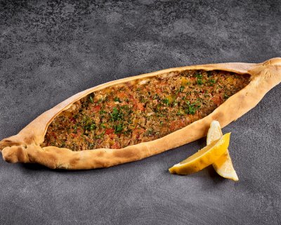 Пиде с говядиной и овощами