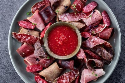 Ассорти из мясных деликатесов