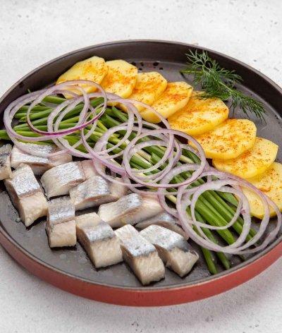 Каспийская сельдь с отварным картофелем и луком