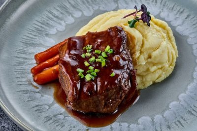 Томленая говядина в соусе деми гласс