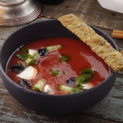 Томатный суп Гаспачо с клубникой и укропным крекером