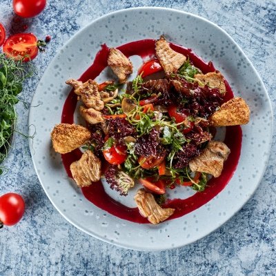 Салат с камамбером и индейкой, руколой, шампиньонами, обжаренными черри и малиновым соусом
