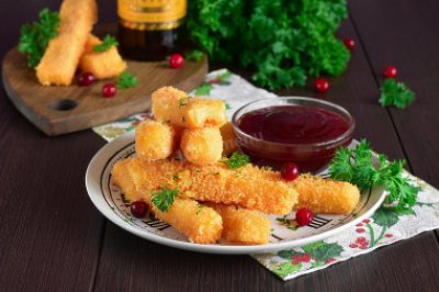 Сырные палочки с брусничным соусом