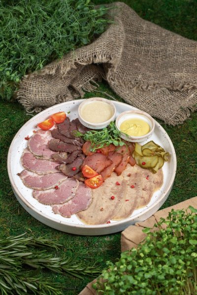 Мясные деликатесы домашнего  копчения