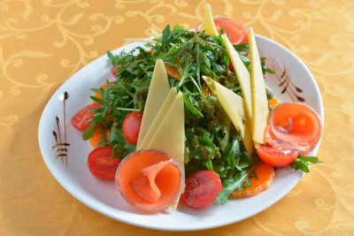 Салат из семги с рукколой