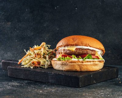 Бургер Цезарь с салатом Коул Слоу или картофелем фри