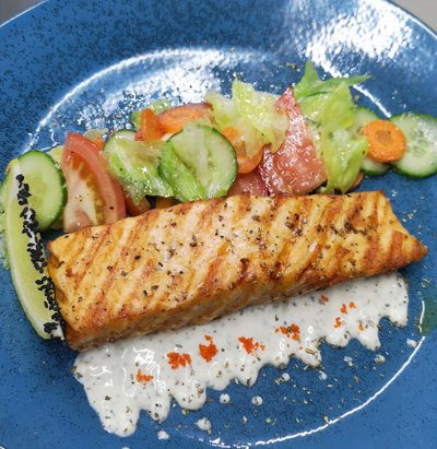 Норвежский лосось со  сливочным соусом и  свежим салатом