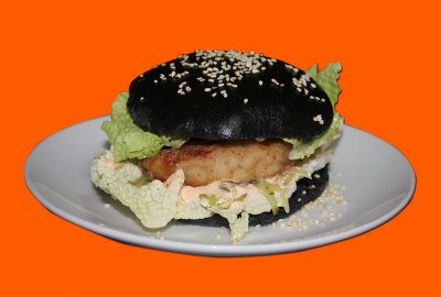 Аппетитный черный гамбургер