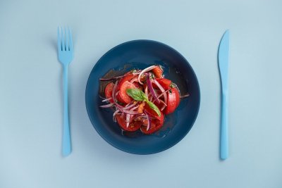 Томаты с красным луком