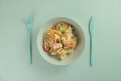 Судак в сливках с овощами