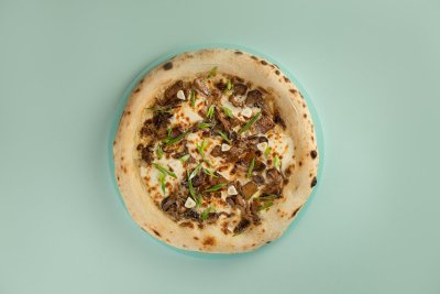 Пицца с белыми грибами и вешенками
