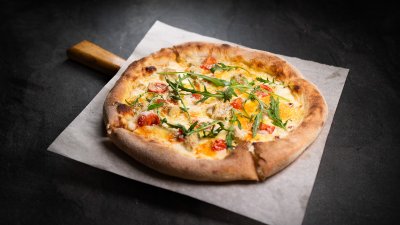 Пицца с индейкой и сырным соусом