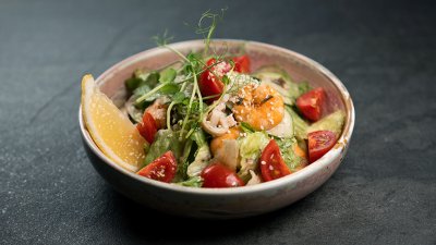 Салат с кальмаром и креветками