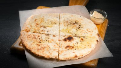 Фокачча с чесноком и сыром Пармезан