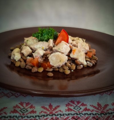 Салат с курицей и чечевицей